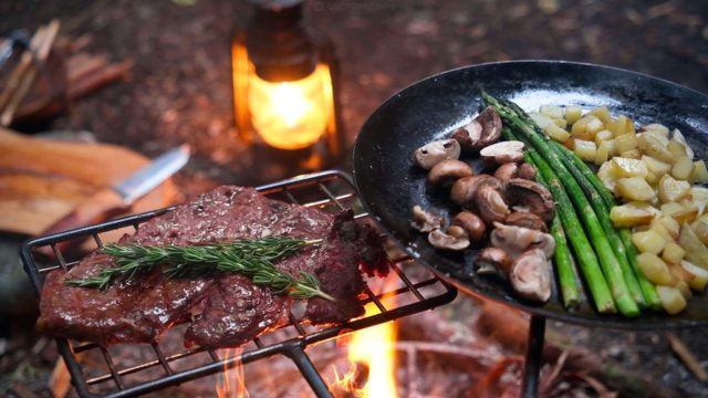 秘境で火を焚く癒しソロキャンプ