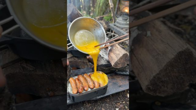 【キャンプ飯】森の朝食。焚き火でシャウエッセンTKG